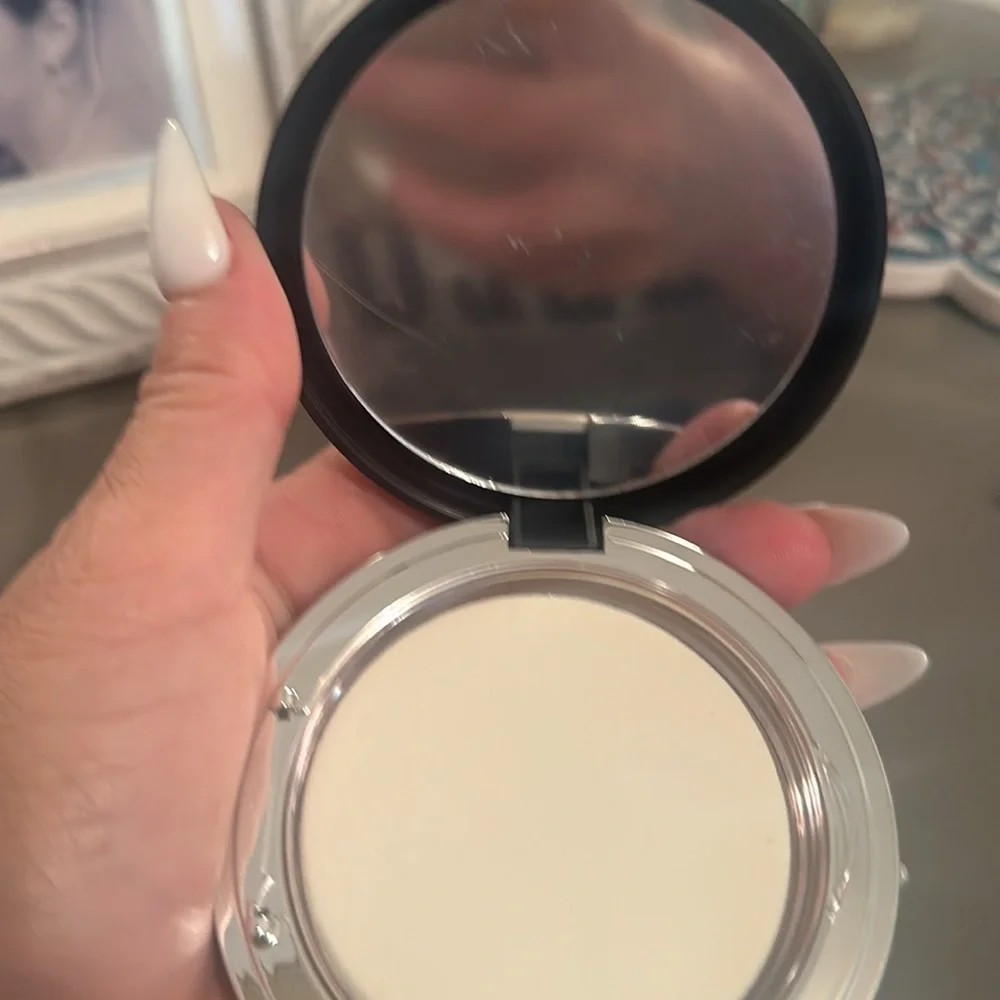 Younique foundation. - Picture 4 of 6